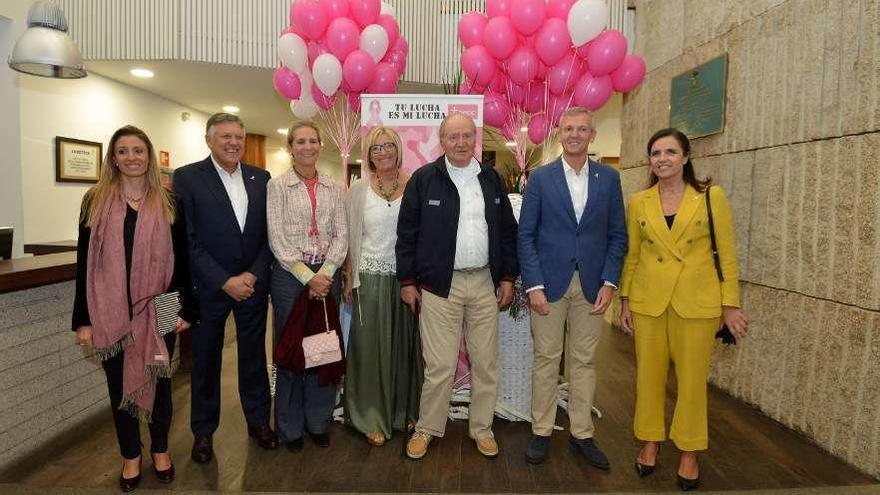 El Rey flanqueado por la presidenta de AECC, la Infanta, Telmo Martín, Alfonso Rueda y Pilar Rojo. // G.S