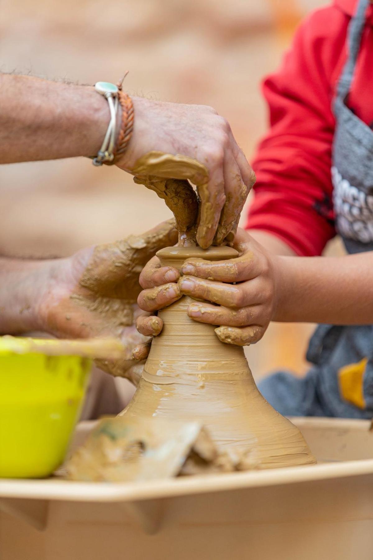 Un dels tallers de ceràmica que s'hi van celebrar.