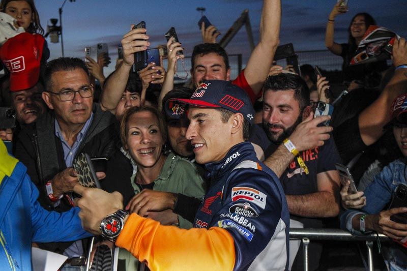 Ambientazo en Cheste | La afición disfruta con el Pit Walk