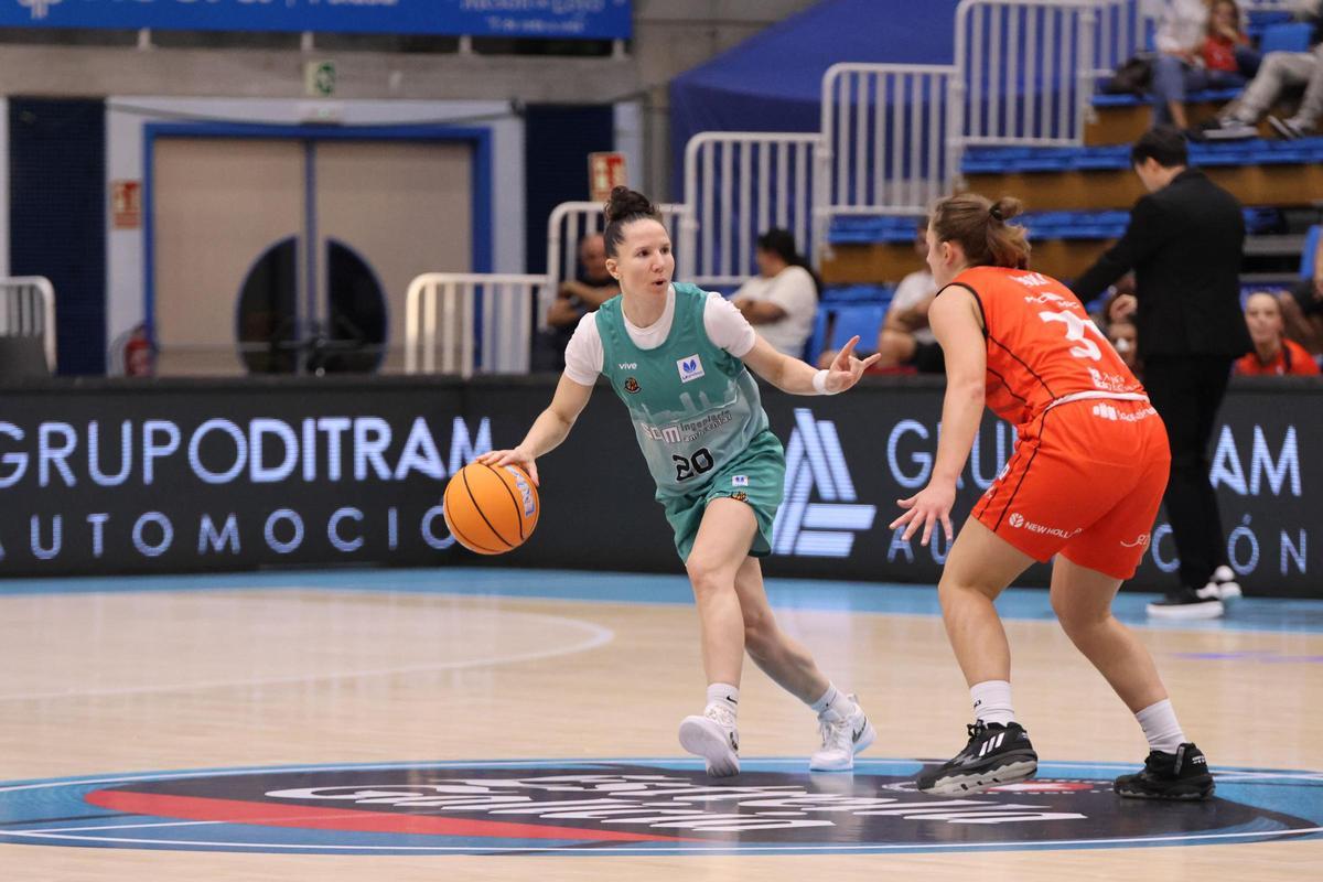 Meli Grtter subiendo la pelota durante un partido de esta temporada en la LF Endesa.