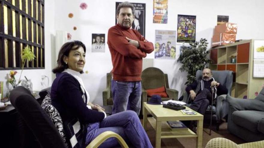 Charo García Giménez, Ángel Héctor Sánchez (de pie) y José Luis Fernández, en el local de ensayo de la asociación &quot;La Cámara&quot;.