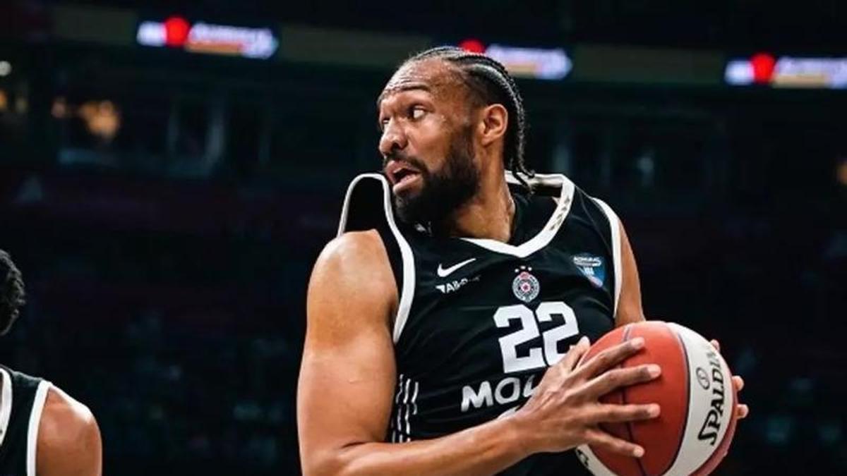 Espectacular tapón de Hayes a Jabari Parker en el AS Monaco Partizan de Euroliga