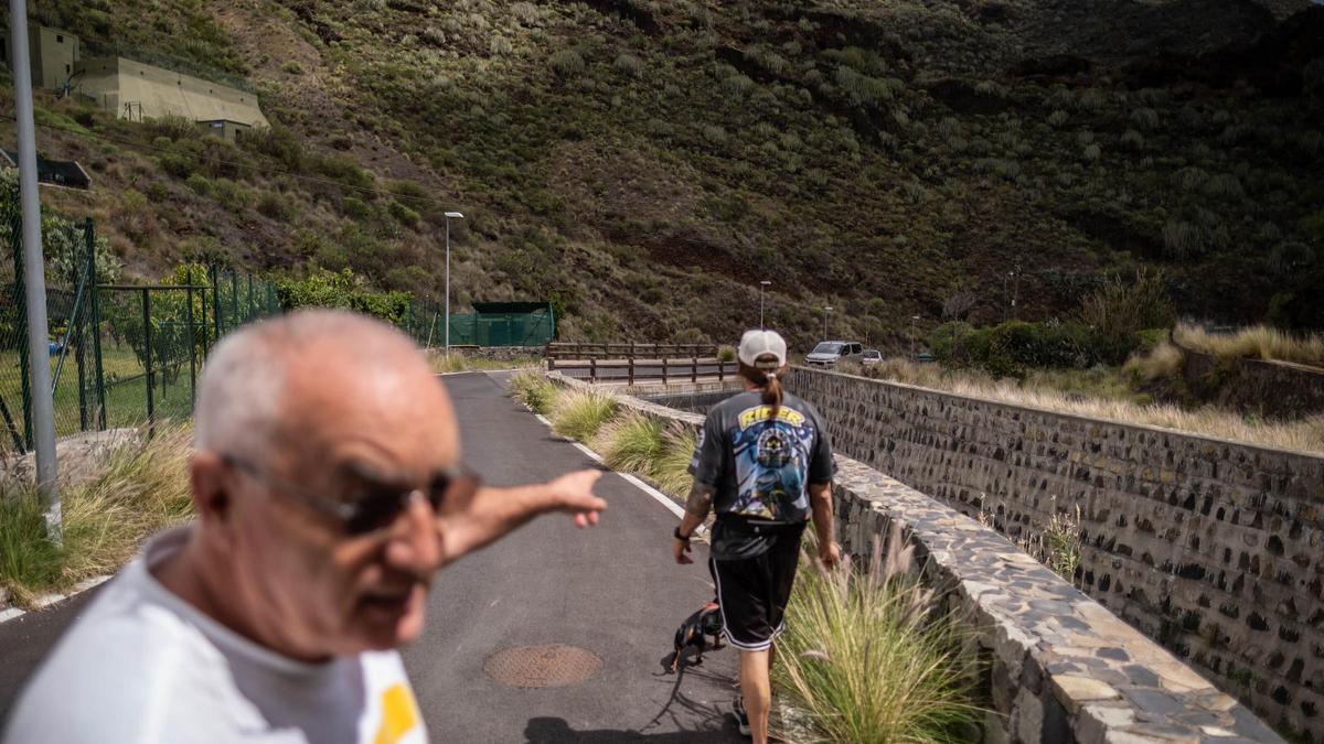 Vecinos de Valle Crispín y Villa La Cueva piden conectarse al alcantarillado como se ha hecho en el puente.