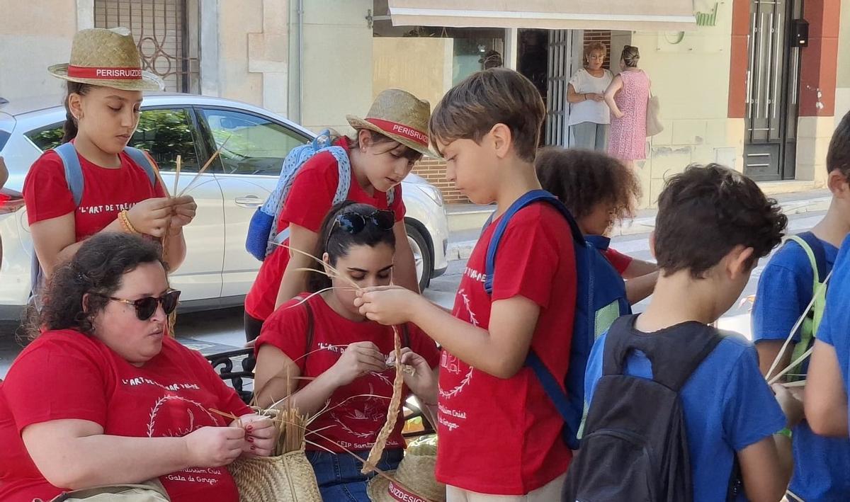 Las imágenes de la primera "trobada escolar" de la Marina Alta "Desafiar-se a fer llata", que ha tenido lugar en Pedreguer