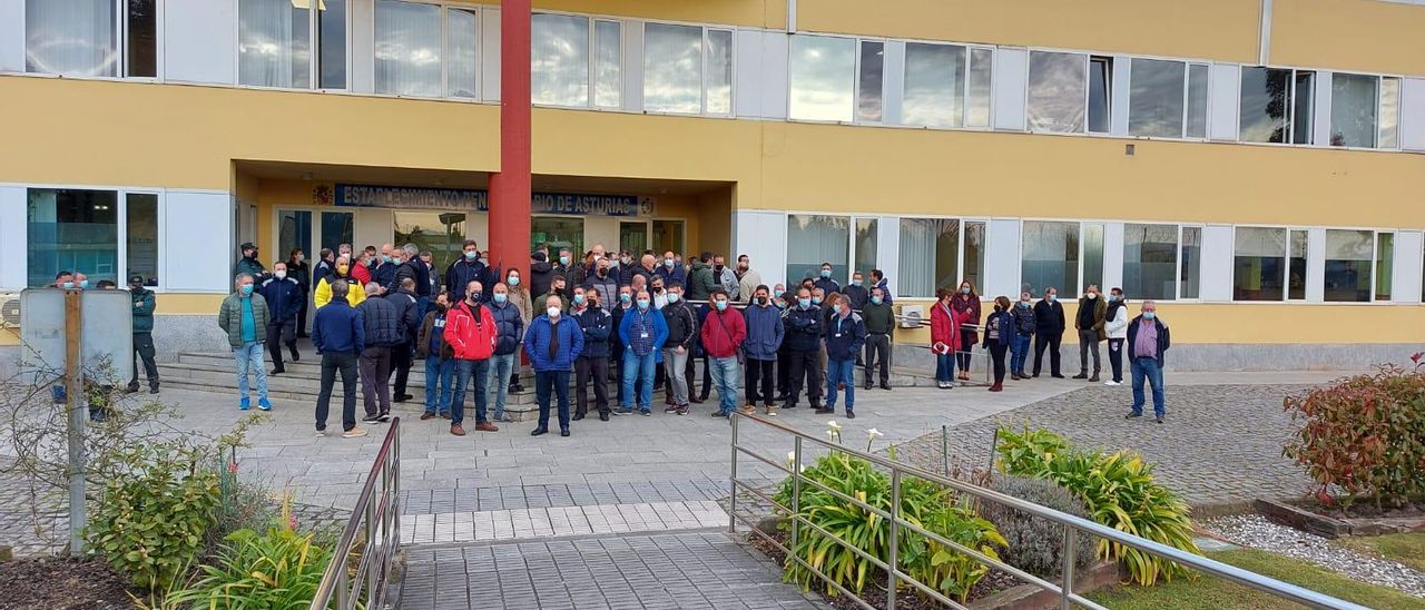 Los funcionarios, ante la entrada al centro penitenciario esta mañana.