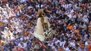 La multitud de fieles acompaña a la Virgen en su Traslado