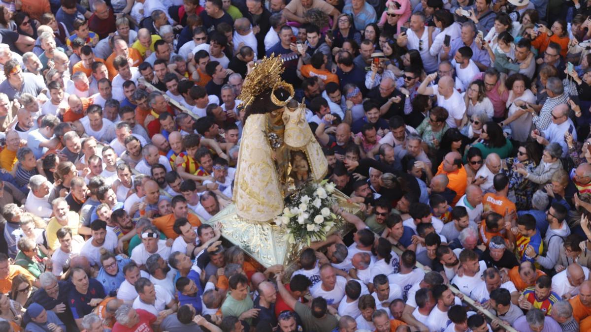 Miles de fieles arropan a la Virgen en su traslado en València