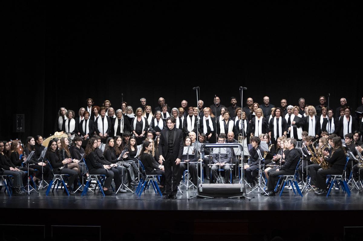 La banda y las corales que interpretaron las piezas.