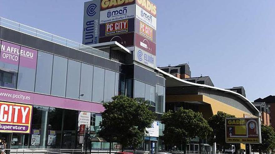 El centro comercial de Elviña, en cuya primera planta estarán las sedes de Traballo. / juan varela