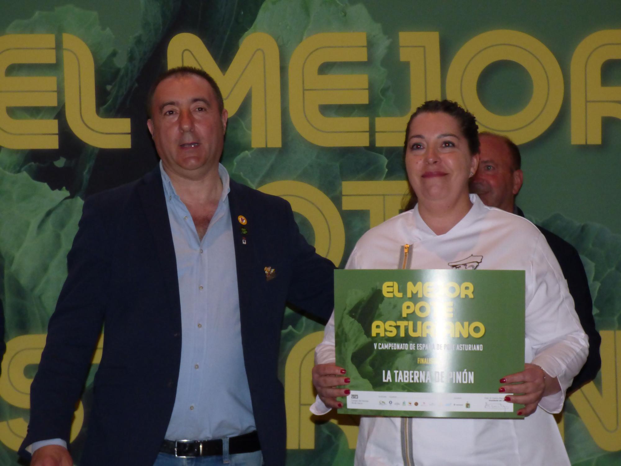 Representantes de los restaurantes finalistas recogen su diploma (9).JPG