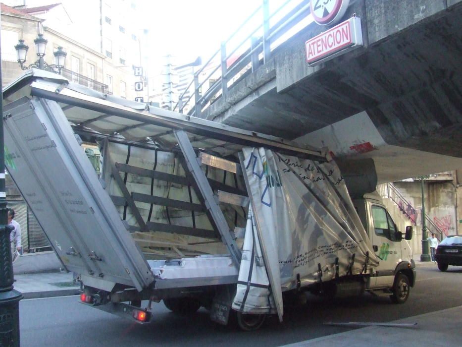 Un bus de Burgos se suma al listado de vehículos que desde hace años se quedan atrapados en el viaducto que enlaza la AP-9 con Lepanto debido a su gálibo, de solo 2,5 metros.