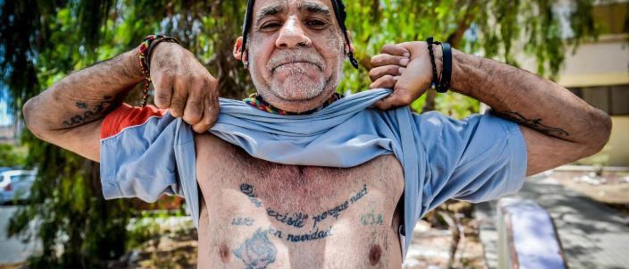 Jesús Pérez Jiménez enseña el tatuaje que lleva en el pecho junto al jardín que cuida en la fase III de Jinámar. | | JOSÉ CARLOS GUERRA