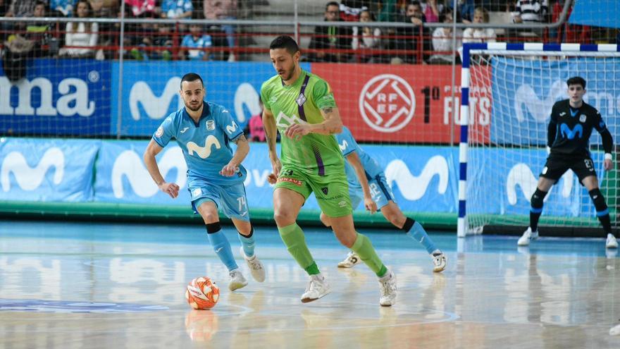 Cainan controla el balón durante el partido en la pista del Inter