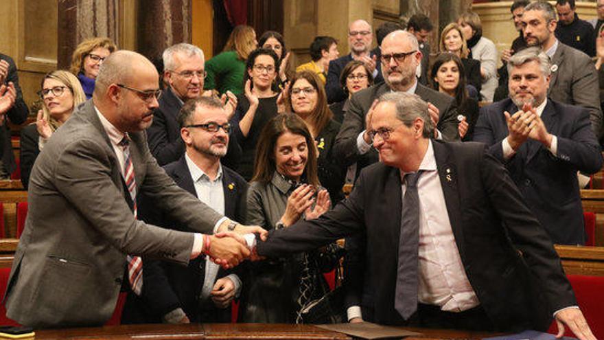 El president Torra encaixant mans amb el conseller d&#039;Interior, Miquel Buch.