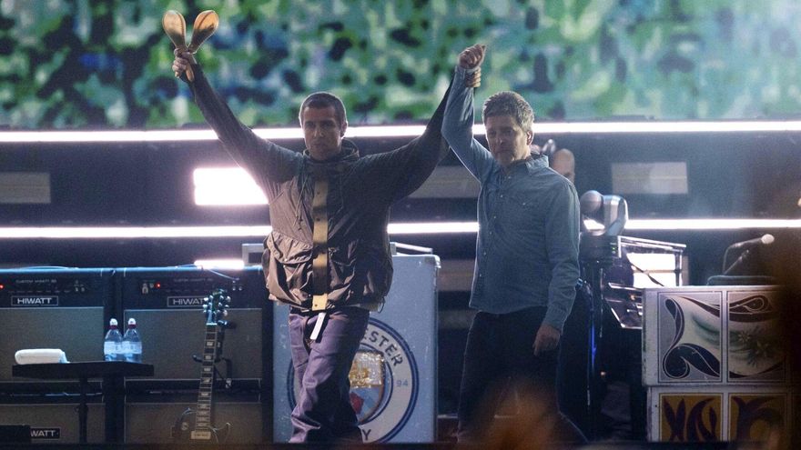 Oasis regresa a los escenarios frente a 75.000 espectadores en Cardiff.