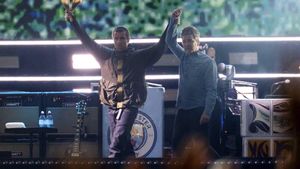 Liam y Noel Gallagher,  en el concierto de reunión de Oasis celebrado esta noche en Cardiff. 