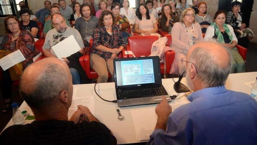 Asistentes a la primera jornada que se celebró ayer en la Casa das Campás de Pontevedra. // R. Vázquez