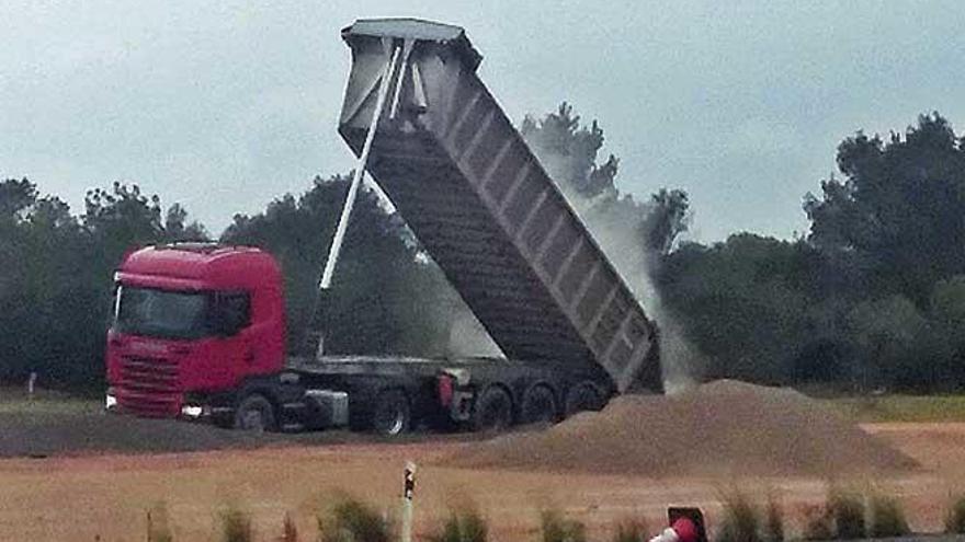 El vertido de escorias en las obras de la autopista de Campos denunciado por los Antiautopista.