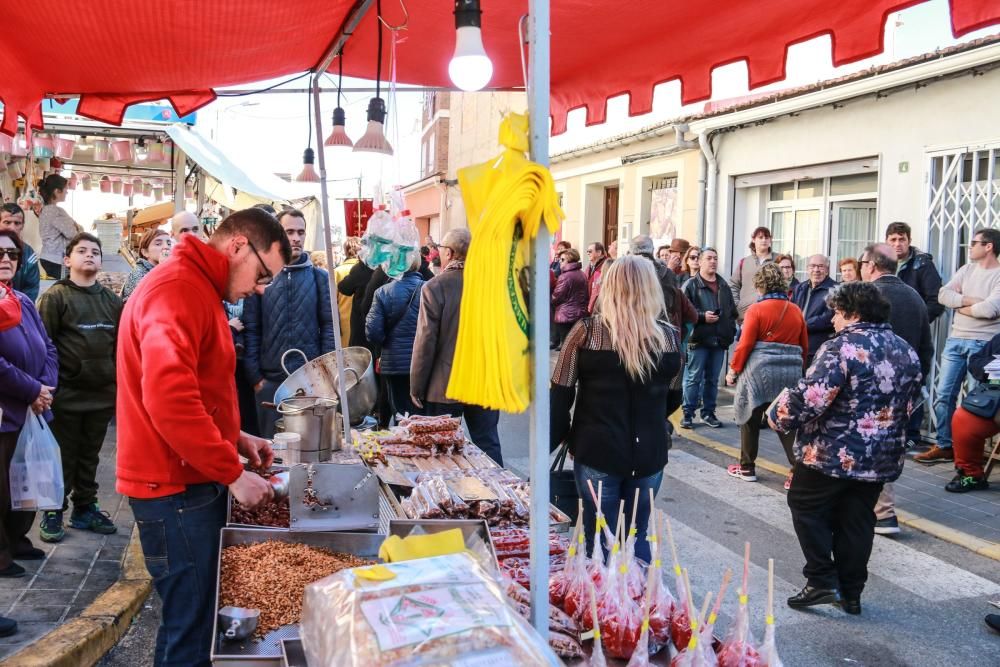 Miles de fieles han acompañado la imagen de Santa Águeda hasta su ermita en un camino jalonado por puestos de dulces