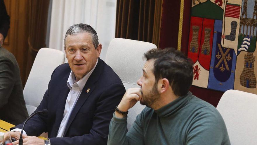 El presidente del PP en  la Diputación  Javier Faúndez, junto al vicepresidente Víctor López.
