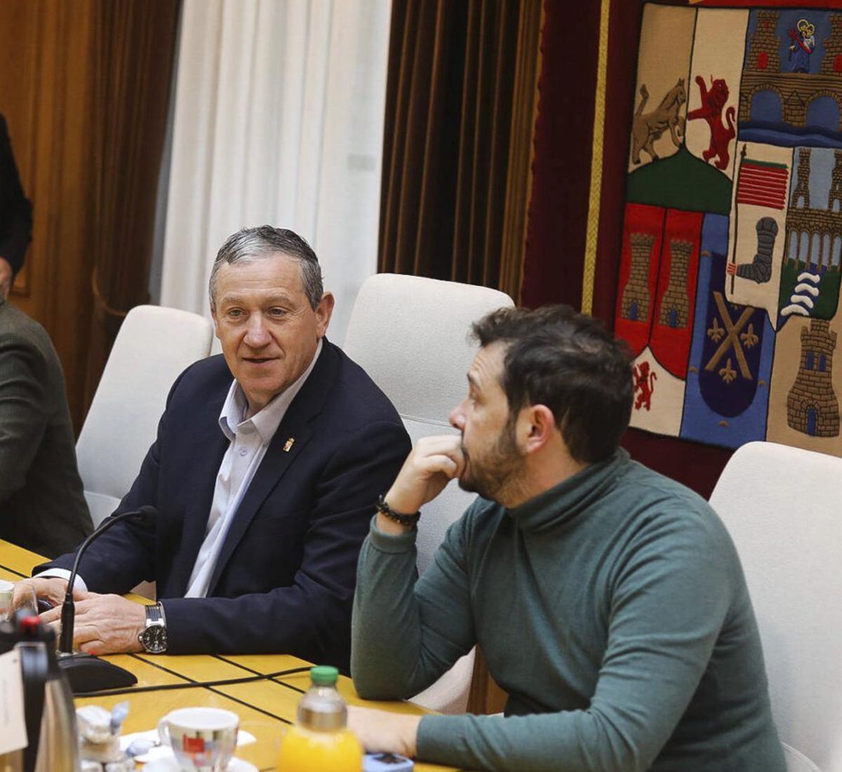 El presidente del PP en  la Diputación  Javier Faúndez, junto al vicepresidente Víctor López. | ALBA PRIETO