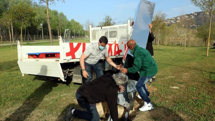 Instal·len al parc dels Estanys el monòlit metàl·lic que va aparèixer a la platja de Sa Conca