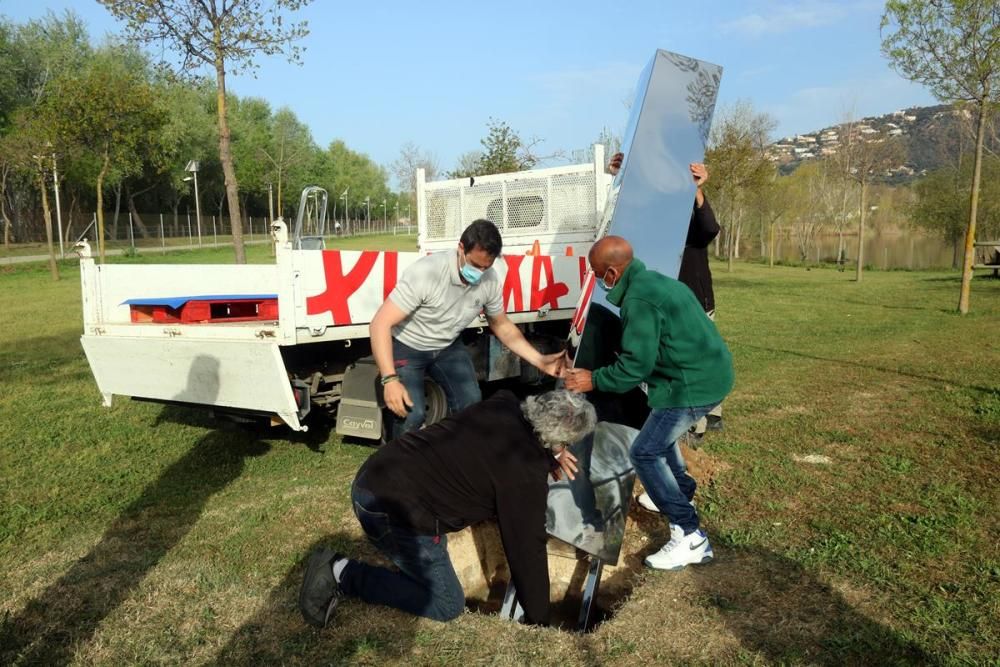 Instal·len al parc dels Estanys el monòlit metàl·lic que va aparèixer a la platja de Sa Conca