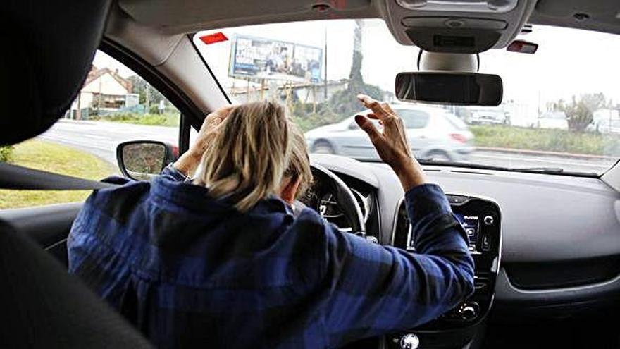 Una mujer con amaxofobia, al volante de su vehículo.