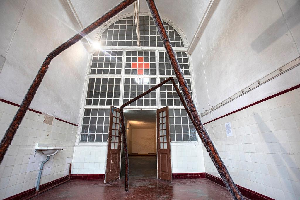 La gran araña del artista Mané Pacheco camuflada dentro de una pequeña habitación de este edificio del siglo XVII.