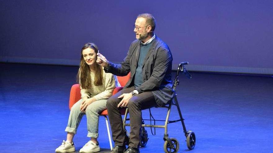 Miriam Fernández y Pedro García Aguado, ayer, sobre las tablas del Niemeyer, leyendo la lista de colegios que asistieron al congreso &quot;Kliquers&quot;.