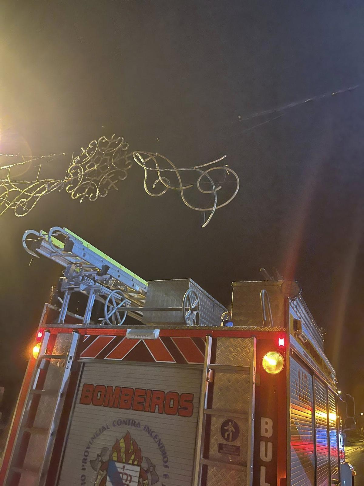 En Boiro fue necesario asegurar elementos de la decoración navideña.