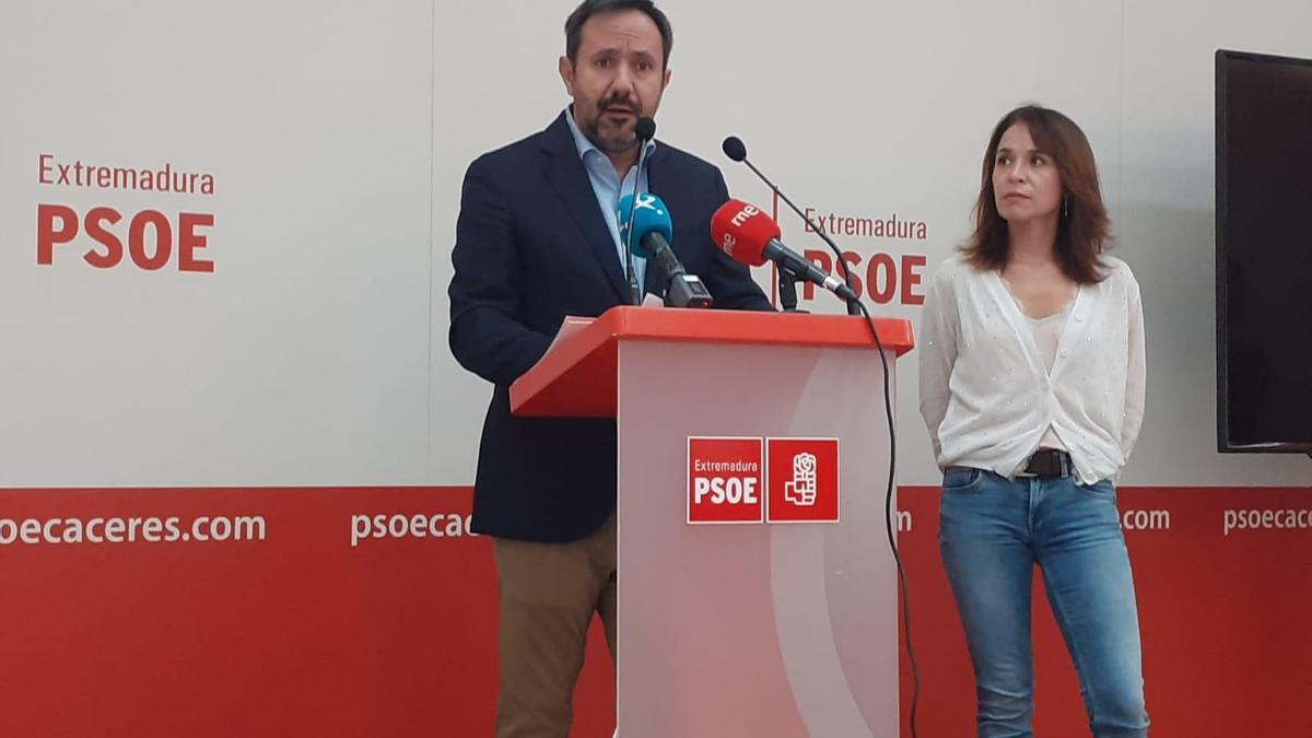 Los diputados César Ramos y Belén Fernández, este lunes, en la sede del PSOE.