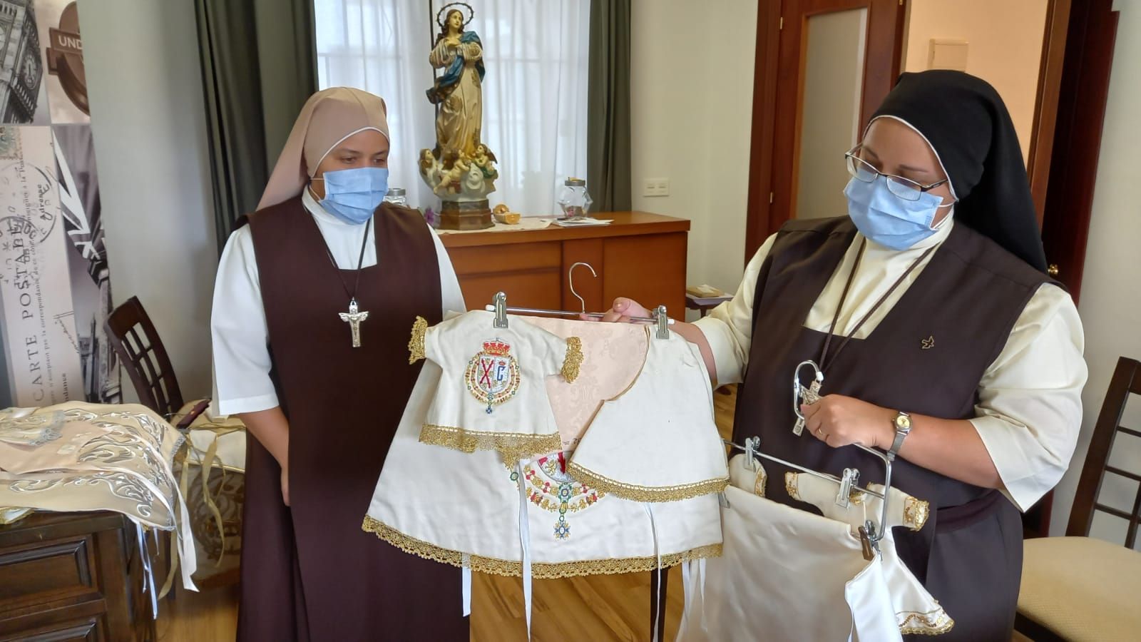 El ropero de la Santina: más de medio centenar de mantos dignos de una reina