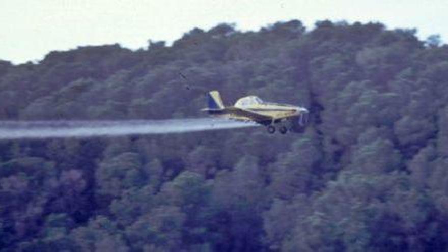 Una avioneta fumiga es Amunts para combatir la procesionaria, en una imagen de hace 15 años.