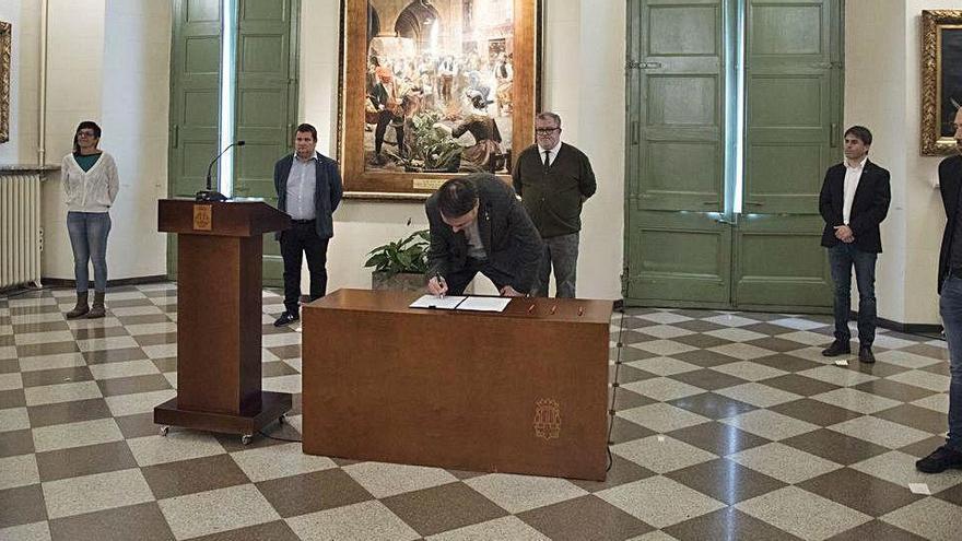 Signatura del pla a la sala de columnes de l&#039;Ajuntament de Manresa amb tots els grups municipals