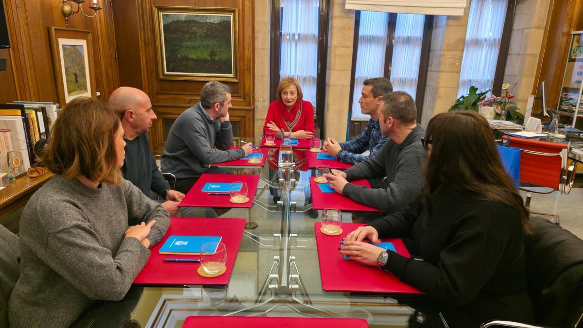 La alcaldesa de Avilés, Mariví Monteserín, de frente, a su izquierda, Javier Quirós; a su derecha Manuel Campa.