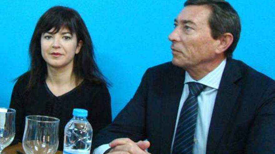 El diputado Mario Flores  junto a la edil Celia Lledó.