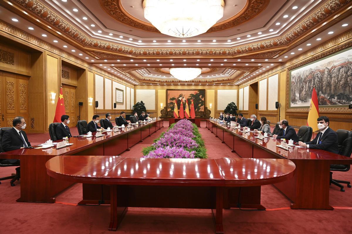El presidente del Gobierno, Pedro Sánchez (5d) y el presidente chino, Xi Jinping (4i) durante su encuentro este viernes en el Gran Palacio del Pueblo en el marco de su visita oficial a China.