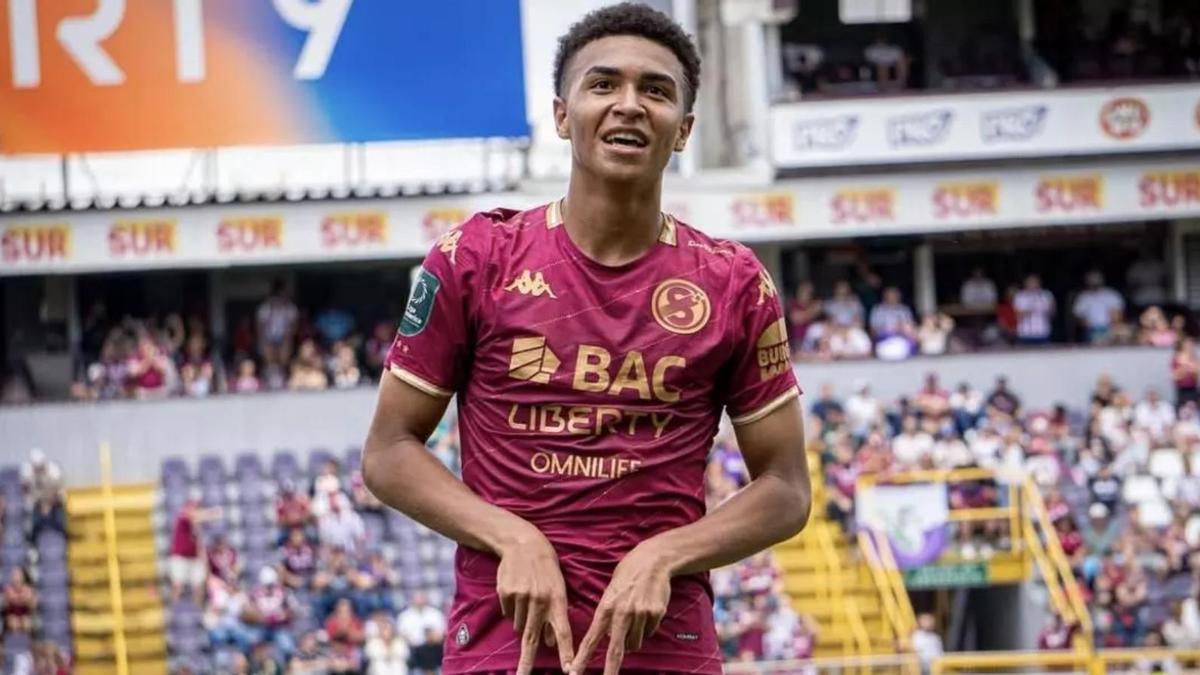 Kenay Myrie tras anotar un gol con el Deportivo Saprissa /