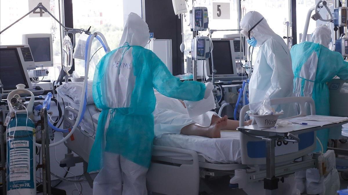 zentauroepp53045053 healthcare workers wearing protective suits attend to covid 200419203324 zentauroepp53045053 healthcare workers wearing protective suits attend to covid 200419203324