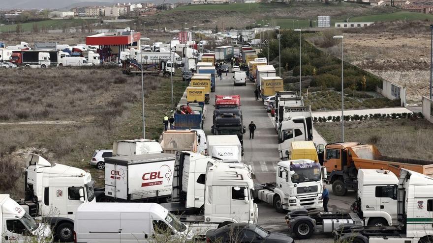 Els transportistes suspenen la seva aturada indefinida pel baix seguiment