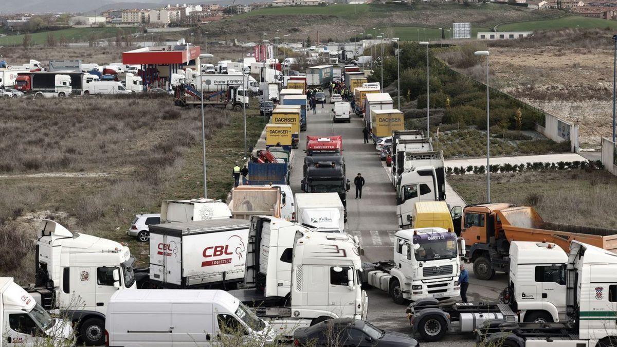 Camions aturats durant la vaga de transportistes