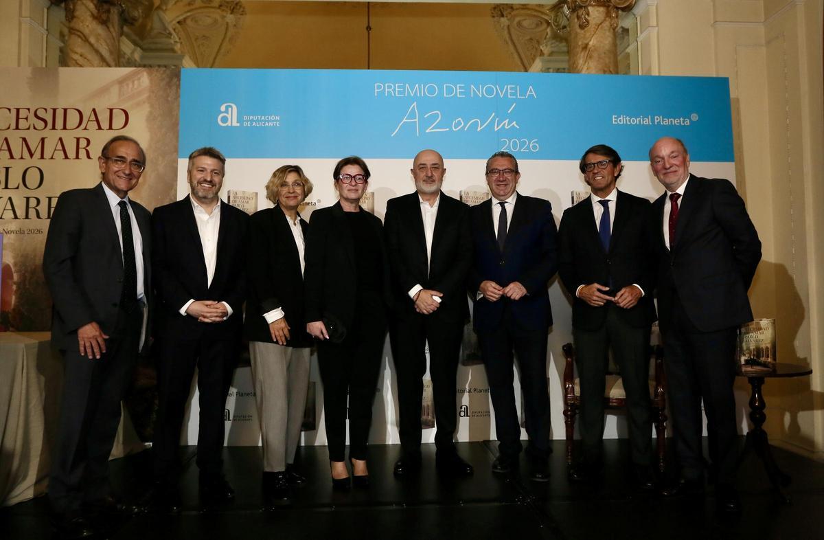 Pablo Álvarez, en el centro, con los responsables del Premio Azorín y los participantes en el acto en Madrid
