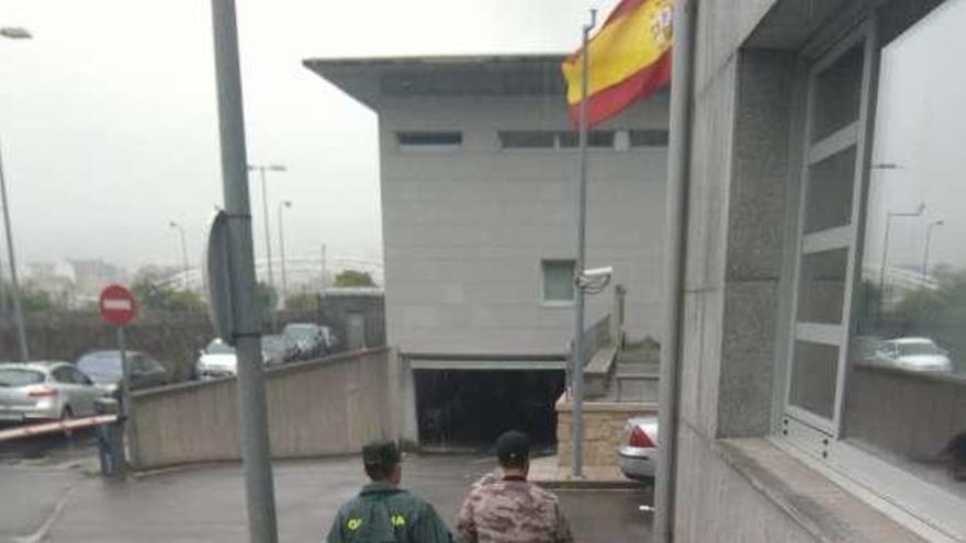 El detenido ayer en las instalaciones de la Guardia Civil. // FdV