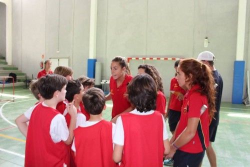 La selección española de hockey se entrena con alumnos del American School of Valencia de Puzol