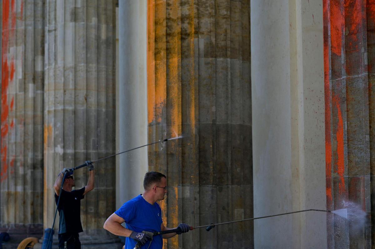 Berlín limpia la Puerta de Brandeburgo tras la protesta de activistas climáticos