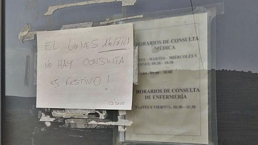 Un cartel en el consultorio de Allepuz ya avisaba ayer de que el lunes es festivo. | SERVICIO ESPECIAL