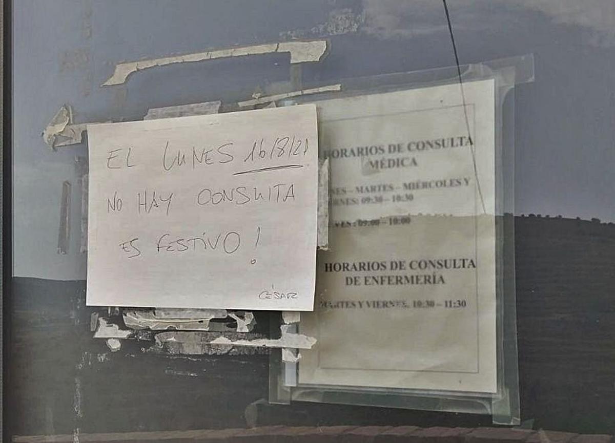 Un cartel en el consultorio de Allepuz ya avisaba ayer de que el lunes es festivo. | SERVICIO ESPECIAL