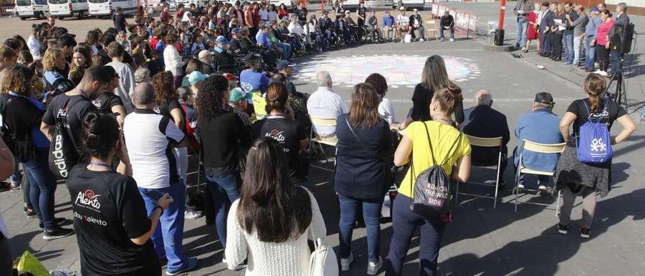 Las secuelas &quot;invisibles&quot; del daño cerebral  |  El ictus es una de las principales causas del daño cerebral adquirido (DCA), junto a los traumatismos. Ayer, la asociación Alento conmemoraba el día nacional de esta lesión sacando su actividad a la calle. En la Praza do Rei realizaron diversos talleres -como mandalas, pulseras de cuero, barro...-, mientras le explicaban qué capacidades del cerebro se desarrollan con cada uno. Con el manifiesto de la Federación Española de Daño Cerebral (Fedace) que leyeron reprocharon que &quot;el sistema actual salva vidas, pero olvida garantizar la calidad de vida, la inclusión social de las personas con DCA y el apoyo a las familias&quot;. Cifran en hasta un 89% los casos que implican dependencia y destacan que la mayor parte tienen que ver con &quot;secuelas invisibles&quot;, como problemas de memoria, comunicación, conducta o alteraciones emocionales. Piden una estrategia nacional de atención al DCA para garantizar la máxima calidad de vida posible, un censo de afectados y que se incluya al entorno en la atención.