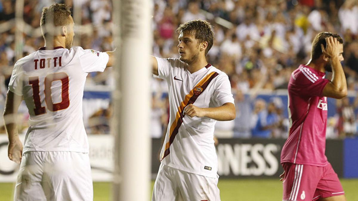 Ljajic felicita a Totti por su gol ante un apesadumbrado Xabi Alonso